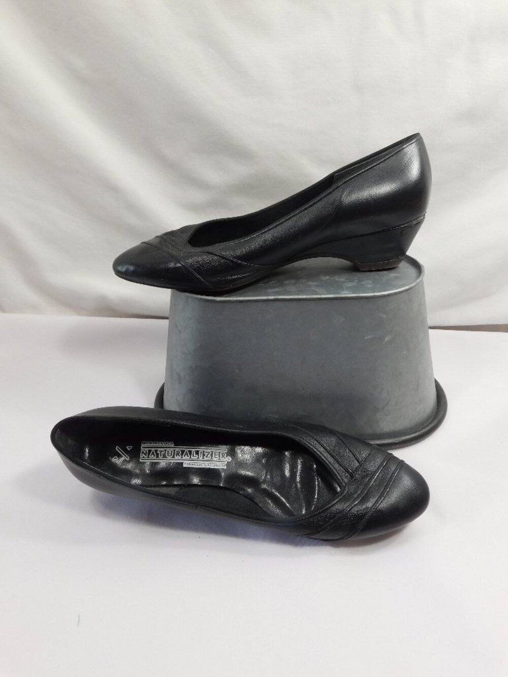 Ladies Naturalizer Black Leather Pumps - made in Canada
